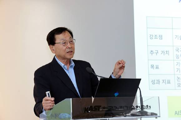 김진형 카이스트 전산학부 명예교수가 한국과학기술한림원 회관에서 'AI 3대 강국을 위한 우리의 전략'을 주제로 열린 토론회에 참석해 발언하고 있다. [사진=한국과학기술한림원]