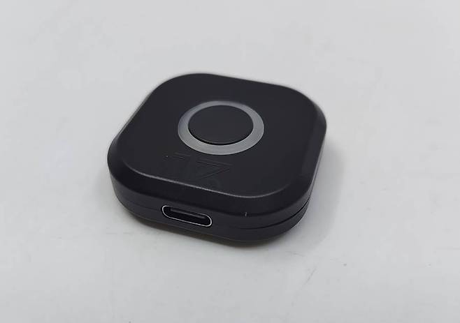 센서는 USB-C 충전 가능하고, 무게는 12g으로 가볍다 / 출처=IT동아