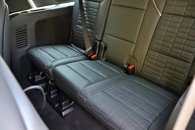 더 뉴 에스컬레이드 3열 실내 / 출처=IT동아