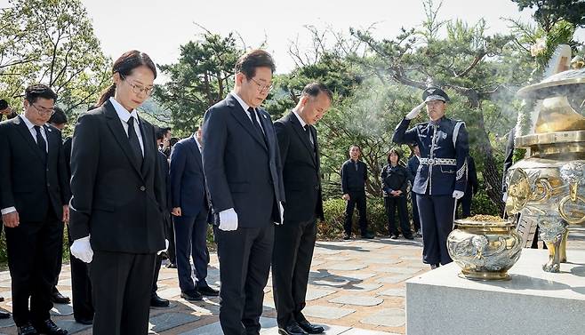 이재명 더불어민주당 대선 후보가 어제(28일) 서울 동작구 국립서울현충원에서 참배를 하는 모습 (사진, 더불어민주당)