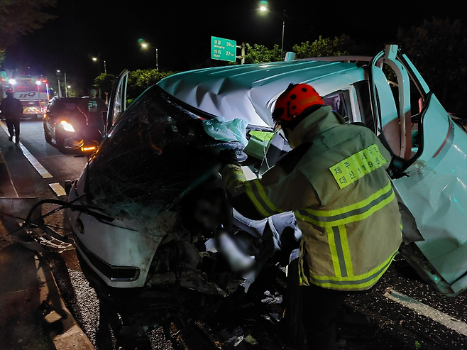 어제(28일) 밤 제주 서귀포시 서호동의 한 도로에서 소형 트럭이 가로수를 들이받아 40대 중국인 운전자가 크게 다쳤다.  (사진, 제주소방안전본부)