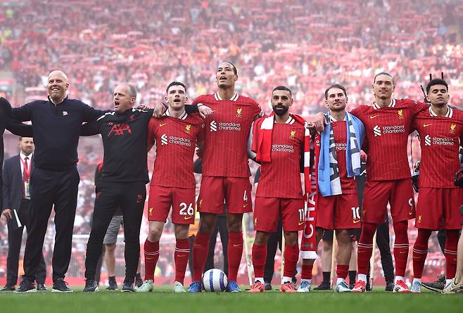 프리미어리그 조기 우승을 확정한 슬롯(왼쪽) 감독과 리버풀 선수들. [EPA=연합뉴스]