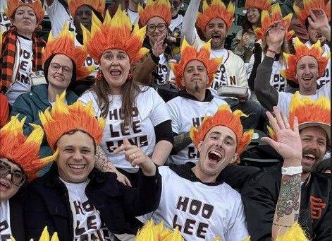 불꽃 모양 가발을 쓰고 응원하는 ‘후리갠스’ 회원들. [사진 카일 스밀리 SNS]