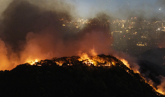 28일 오후 2시 1분쯤 대구 북구 노곡동 함지산에서 발생한 산불이 야간에도 확산하고 있다. 연합뉴스