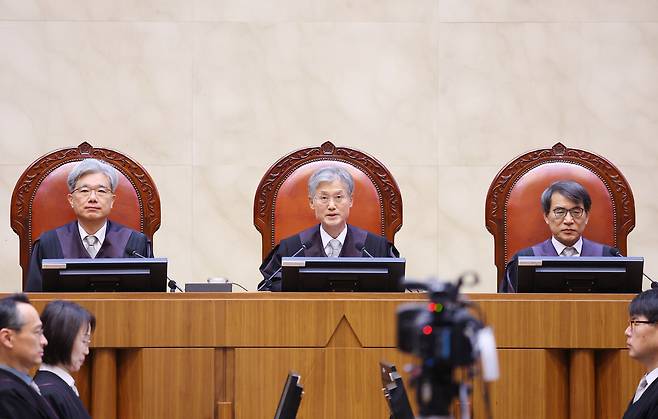 조희대 대법원장이 지난해 12월 19일 오후 서울 서초구 대법원 대법정에서 통상임금 등 전원합의체 선고에 앞서 발언하고 있다. 연합뉴스