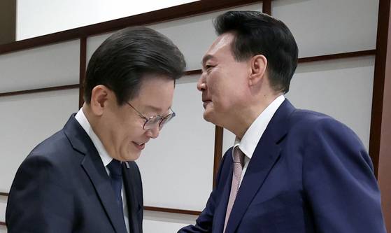 윤석열 전 대통령이 29일 오후 서울 용산 대통령실 청사에서 이재명 전 더불어민주당 대표와 만나 인사하고 있다. 사진 대통령실