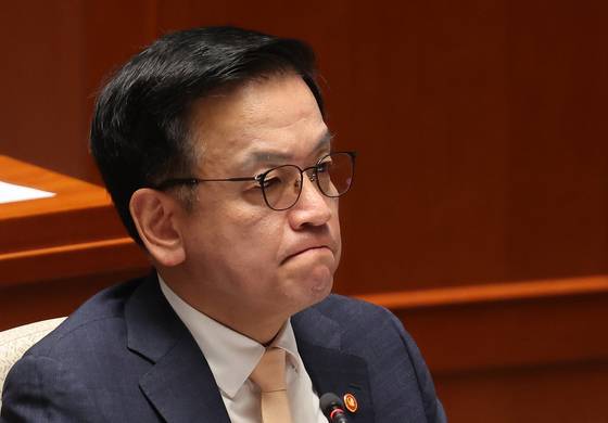 28일 서울 여의도 국회에서 추가경정예산(추경)안을 심사하는 종합정책질의 등을 위해 열린 국회 예산결산특별위원회 전체회의에서 최상목 경제부총리 겸 기획재정부 장관이 질의를 듣고 있다. 연합뉴스