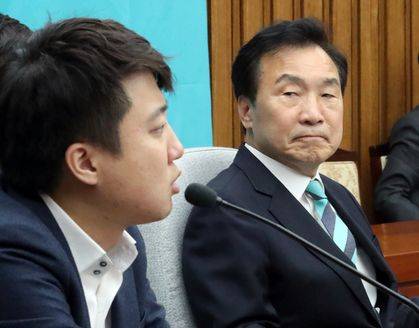 바른미래당 이준석 최고위원이 5일 국회에서 열린 최고위원-국회의원 연석회의에서 발언하고 있다. 오른쪽은 바른미래당 손학규 대표. 2019.4.5연합뉴스