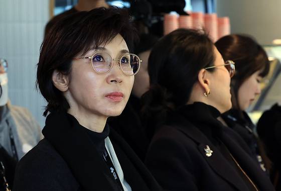 노소영 아트센터 나비 관장이 지난해 11월 22일 오후 서울 종로구 율곡로 아트코리아랩에서 열린 2024 아트코리아랩 페스티벌에서 모더레이터로 'AI 휴머니티'를 주제 컨퍼런스에 참석, 주제발표를 경청하고 있다. 뉴스1