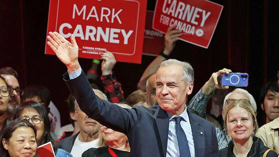 자유당의 승리를 이끈 마크 카니 캐나다 총리가 29일 지지자들에게 화답하고 있다. AFP=연합뉴스