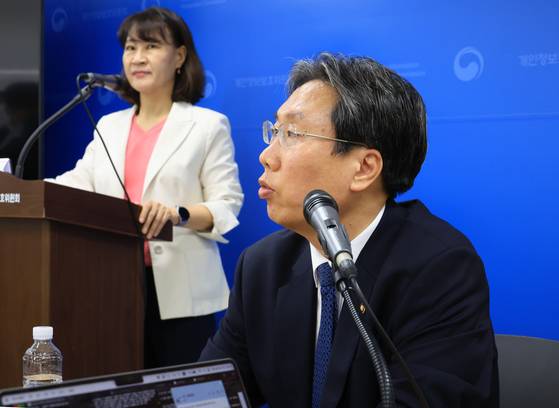 최장혁 개인정보보호위원회 부위원장이 29일 서울 종로구 정부서울청사에서 출입기자단 4월 정례브리핑을 하고 있다. [연합뉴스]