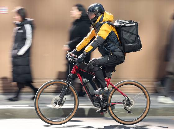지난 2월 서울 시내에서 배달원이 음식을 배달하는 모습. 뉴스1
