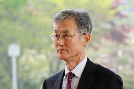 조희대 대법원장이 지난 24일 서울 서초구 대법원으로 출근하고 있다.   연합뉴스