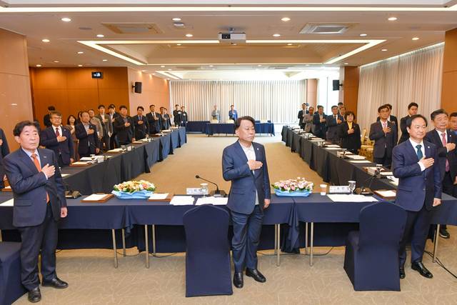 ▲ 강원특별자치도 시군의회의장협의회 월례회가 29일 웰리힐리파크에서 도내 시군의장들이 참석한 가운데 열렸다.