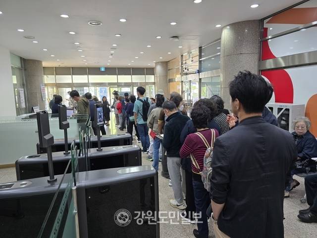 ▲ SKT 원주 단계지점에는 29일 유심교체를 원하는 가입자 50여명이 줄을 서 기다리고 있었다.