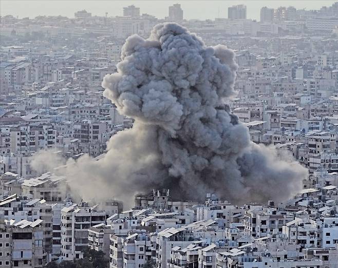 < 이스라엘, 레바논 공습 > 친이란 무장정파 헤즈볼라의 거점인 레바논 베이루트 남부 다히예에서 27일(현지시간) 이스라엘의 공습 직후 검은 연기가 피어오르고 있다. 이스라엘은 “헤즈볼라의 정밀 미사일이 있는 테러 기지를 공습했다”고 밝혔다. ﻿ AP연합뉴스