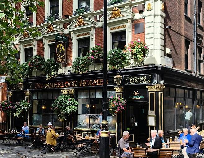 셜록 홈스 펍(he Sherlock Holmes Pub) / 사진출처. 위키피디아