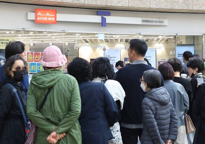 가입자 유심(USIM) 정보를 탈취당한 SK텔레콤이 유심 무료교체 서비스를 시작한 지 이틀째인 29일 서울 시내 한 SK텔레콤 대리점에 시민들이 줄을 서서 교체를 기다리고 있다. 사진=연합뉴스