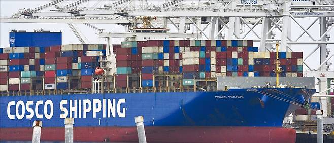 < 美 “中선박, 입항 수수료 내라” > 지난 15일 캘리포니아주 롱비치항에서 크레인이 중국 코스코 선박에서 화물 컨테이너를 내리고 있다.   AP연합뉴스