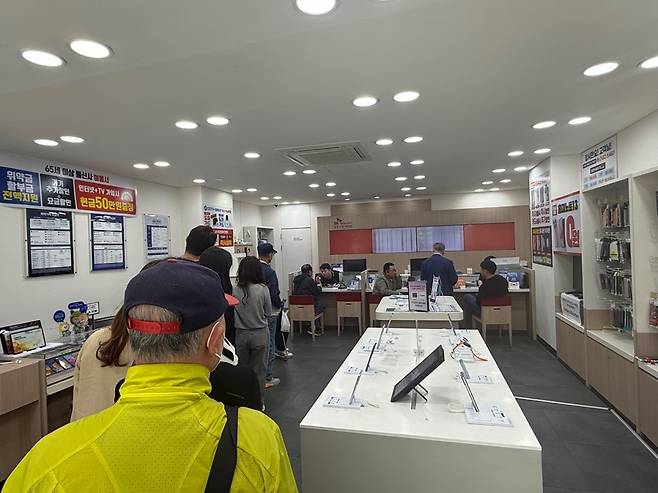 유심 해킹 사고가 발생한 SK텔레콤이 전 고객을 대상으로 유심 무상 교체를 실시한 지난 28일 서울의 한 SK텔레콤 대리점을 찾은 고객들이 유심칩을 교체하기 위해 대기하고 있다. /김유진기자