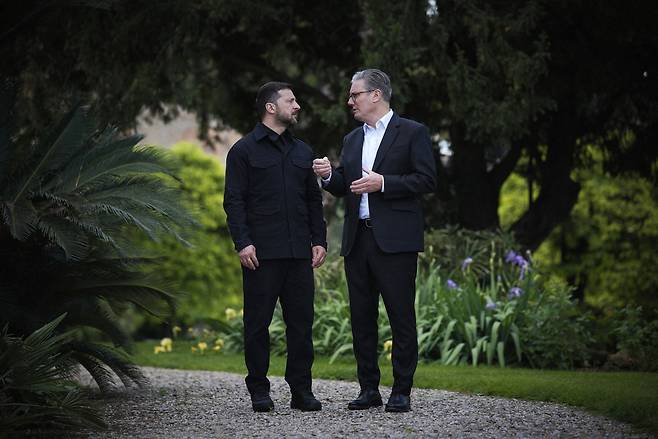 26일(현지시간) 프란치스코 교황 장례미사 참석차 이탈리아 로마를 찾은 키어 스타머 영국 총리(오른쪽)와 볼로디미르 젤렌스키 우크라이나 대통령이 회담하고 있다. 영국 총리실 제공 | AFP연합뉴스