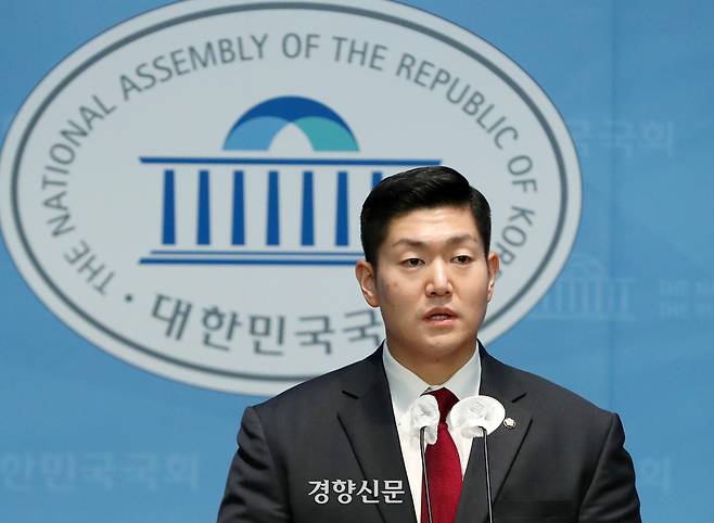 김재섭 국민의힘 의원이 지난해 12월11일 국회 소통관에서 윤석열 대통령 탄핵안에 찬성표를 던지겠다는 기자회견을 하고 있다. 박민규 선임기자