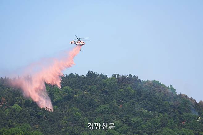 대구 북구 함지산 산불 발생 이틀째인 29일 산불 진화 헬기가 불을 끄고 있다. 한수빈 기자