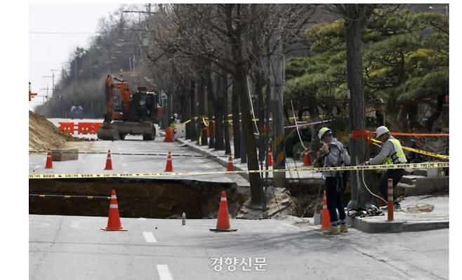 지난 3월 26일 서울 강동구 땅꺼짐(싱크홀) 사고 현장에서 복구 관계자들이 현장을 살펴보고 있다. 문재원 기자