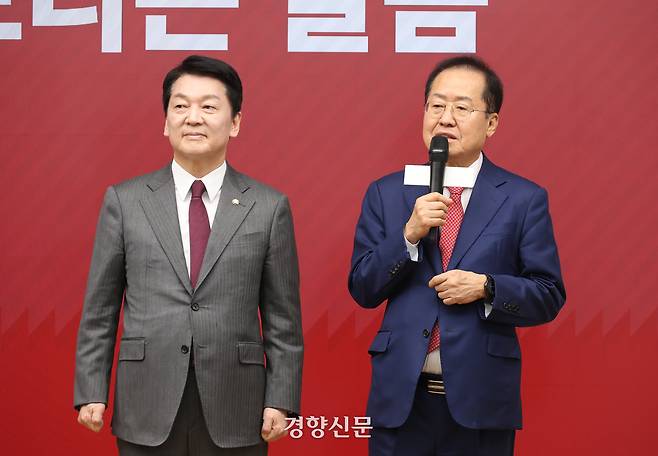 29일 서울 여의도 국민의힘 당사에서 열린 경선 결선 진출자 발표 행사에서  탈락한 홍준표 후보(오른쪽)와 안철수 후보가 소감을 밝히고 있다. 국회사진기자단