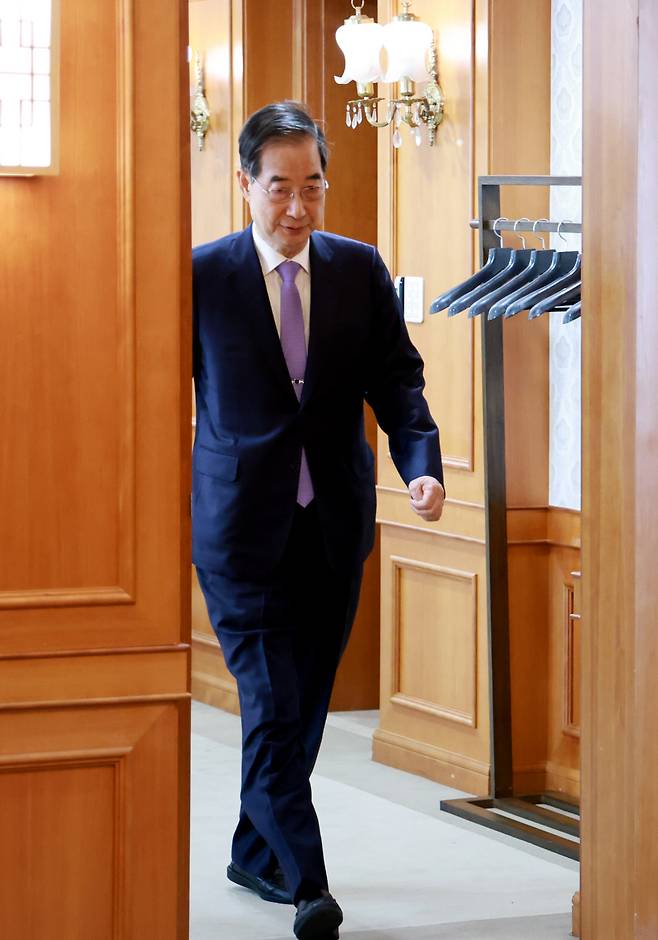 재외공관장 신임장 수여식 입장 한덕수 대통령 권한대행 겸 국무총리가 29일 정부서울청사에서 열린 재외공관장 신임장 수여식에 입장하고 있다. 연합뉴스