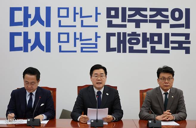 “30일부터 선대위 체제…대선 승리 당력 집중” 박찬대 더불어민주당 대표 직무대행 겸 원내대표가 29일 열린 원내대책회의에서 발언하고 있다. 박민규 선임기자