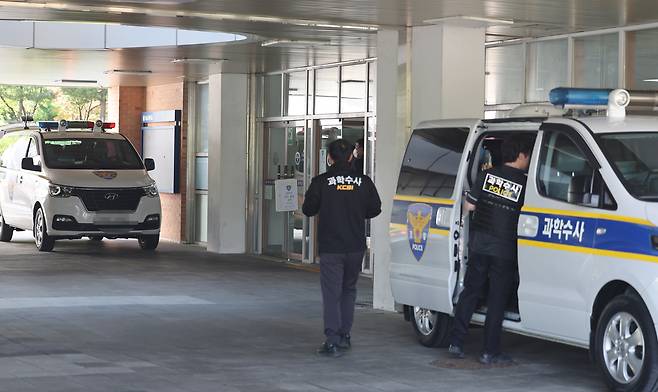 Police officers are seen outside a high school in Cheongju, North Chungcheong Province, on Monday, after a stabbing attack by one of the school's students. (Yonhap)