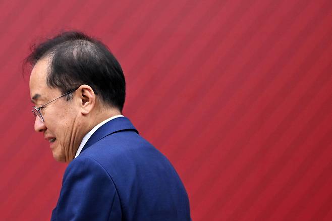 Former Daegu Mayor Hong Joon-pyo leaves after announcing his retirement from politics at a press conference held in Yeouido, Seoul, on Tuesday. (Yonhap)