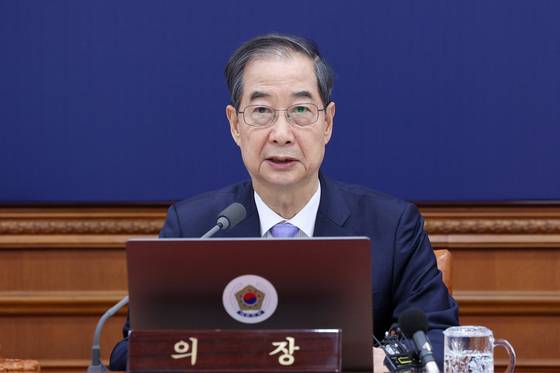 Acting President and Prime Minister Han Duck-soo speaks during a Cabinet meeting held at the government complex in Jongno District, central Seoul, on April 29. [JOINT PRESS CORPS]