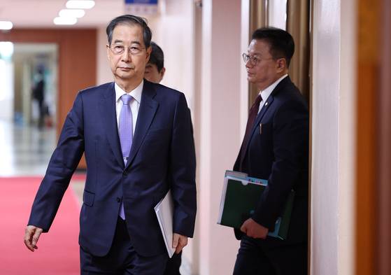 Acting President and Prime Minister Han Duck-soo walks into the Cabinet meeting room at the government complex in Jongno District, central Seoul, on April 29. [JOINT PRESS CORPS]