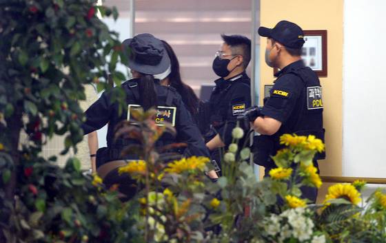 Police and investigators are seen at a high school in Cheongju, North Chungcheong after a student wielded a knife, injuring six, at the school on April 28. [JOONGANG ILBO]