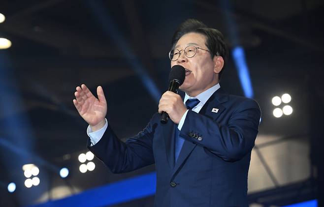 더불어민주당 대선 후보로 선출된 이재명 후보가 27일 경기 고양시 킨텍스에서 열린 &nbsp;‘제21대 대통령선거 후보자 선출을 위한 수도권·강원·제주 경선 및 최종 후보자 선출 대회’ 에서 수락 연설을 하고 있다. 사진공동취재단