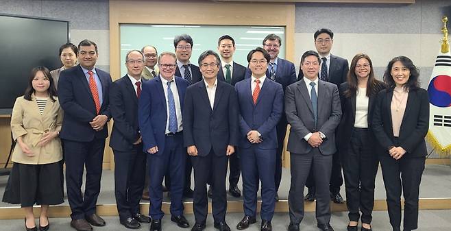 29일 특허청 서울사무소에서 열린 ‘미국 지재권 법학회 회원 간담회’&nbsp;에 참석한 서을수 특허심판원장(앞줄 왼쪽 다섯번째). 특허청