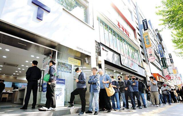 SK텔레콤이 28일부터 유심 무상 교체를 시작한 가운데 서울 종로구 SK텔레콤 대리점을 찾은 고객들이 순서를 기다리며 줄을 길게 서있다. SK텔레콤이 유심 무상 교체를 시작한 이날 하루 동안 총 23만명이 유심 교체를 완료했다. 또 741만명이 유심보호서비스에 가입했다. 최현규 기자