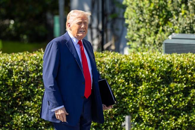 도널드 트럼프 미국 대통령이 28일(현지시간) 백악관에서 미국 프로풋볼(NFL) 우승팀 필라델피아 이글스를 만나기 위해 이동하고 있다. 연합뉴스