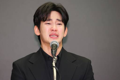 '배우 김수현이 지난달 31일 오후 서울 마포구 스탠포드 호텔에서 미성년자였던 배우 고 김새론과 교제했다는 의혹과 관련해 입장발표 기자회견을 하고 있다. 연합뉴스