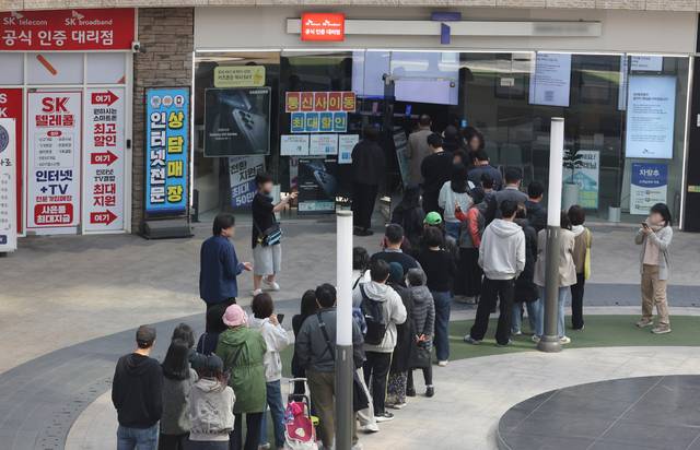 가입자 유심(USIM) 정보를 탈취당한 SK텔레콤이 유심 무료교체 서비스를 시작한 지 이틀째인 29일 서울 시내 한 SKT 대리점에 시민들이 줄을 서서 교체를 기다리고 있다. 연합뉴스