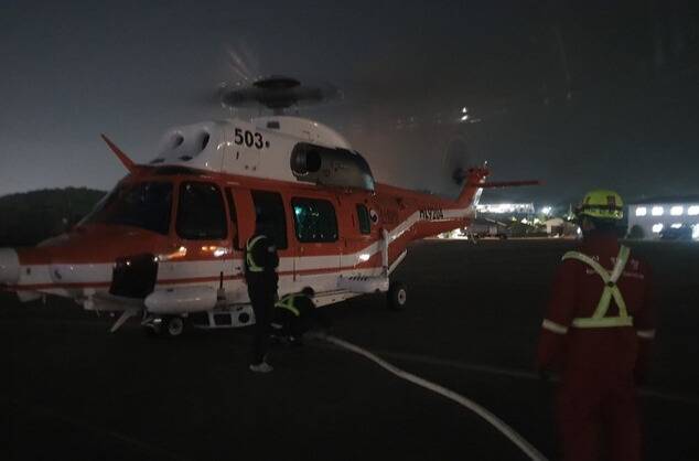 28일 대구 북구 함지산에서 난 불이 확산하는 가운데 산림청 수리온 헬기가 야간 진화 작업에 투입되고 있다. 연합뉴스