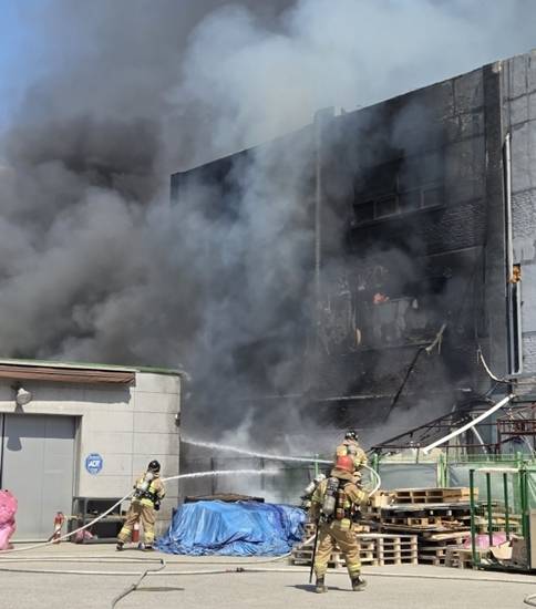 안양 호계동 세탁물공장 화재 현장. 안양소방서 제공