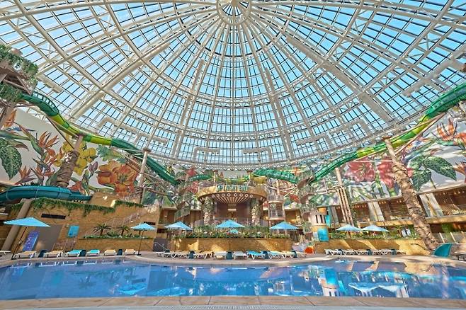 재개장한 유리돔 형태의 트로피칼 감성 실내 워터파크 ‘스플래시 베이’ /사진제공=인스파이어 엔터테인먼트 리조트