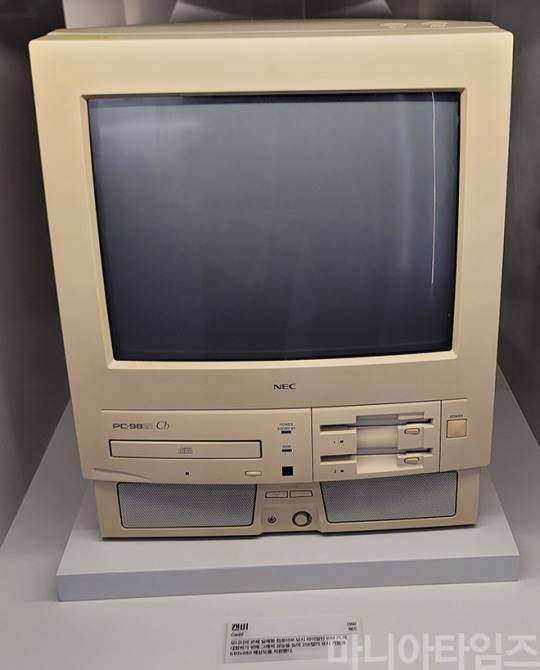 넷마블게임박물관. 모니터 일체형 PC '캔비'. PC는 PC-98 타입이다. 256 컬러에 640*480픽셀 해상도를 지원했다. 1992년 NEC 출시. 촬영 : 이동근 기자