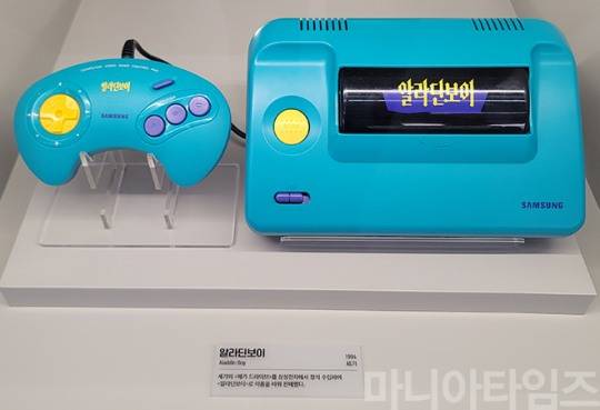 넷마블게임박물관. 삼성전자가 국내에 1994년 출시한 '알라딘보이' 후기. 참고로 박물관에서는 '메가드라이브'를 이름을 바꿔 '알라딘보이'로 출시했다고 돼 있는데, 이는 잘못된 설명이다. 알라딘보이는 세가가 '메가드라이브' 전에 출시한 8비트 게임기 '마스터 시스템 2'를 뜻한다. '메가드라이브'는 '슈퍼 알라딘보이'라는 이름으로 출시했었다. 촬영 : 이동근 기자메가드라이브의 명작으로 꼽히는 에인션트의 '스토리 오브 도어'(1994년 출시)와 트레저의 '라이트 크루세이더'(1995년 출시). 이 두 게임은 리메이크 되지 않아 현세대기기로 즐기는 것이 불가능하다. 넷마블게임박물관. 촬영 : 이동근 기자