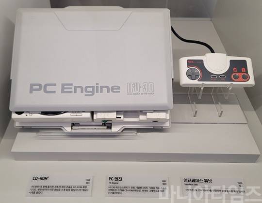 넷마블게임박물관. 1988년 출시한 NEC의 'PC 엔진'. 사진의 제품은 아래에 CD-ROM과 HU카드를 모두 꽃을 수 있는 제품이다. NEC와 허드슨 소프트가 공동 개발했으며, 경쟁 기종은 닌텐도의 슈퍼 패미콤과 세가의 메가드라이브였으며, 콘솔 게임기 중 처음으로 CD-ROM을 매체로 사용할 수 있어 대용량 RPG 게임들을 발매하며 인기를 끌었다. 촬영 : 이동근 기자