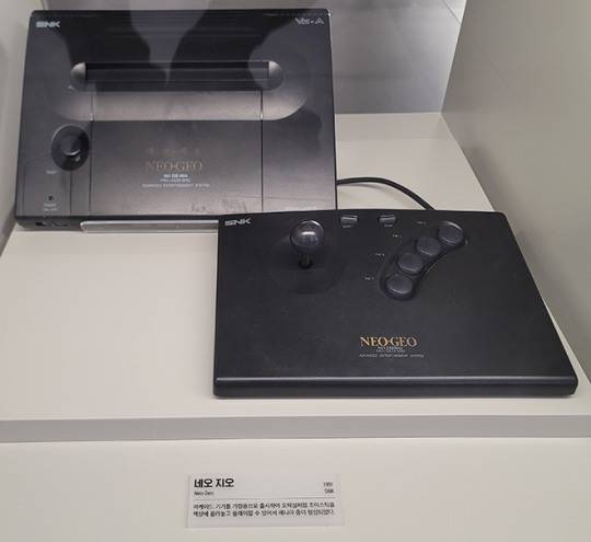 넷마블게임박물관. SNK가 1991년 발매한 '네오 지오'. 당시 고가의 게임기로 유명했는데, 아케이드 시스템 기판 및 해당 기판과 호환되는 가정용 거치형 게임기였기 때문이다. 사실 아케이드 시스템 기판과 비교하면 매우 저렴한 가격이었다. 이후 SNK는 게임 가격을 낮추기 위해 '네오지오 CD'를 발매하기도 헀다. 촬영 : 이동근 기자