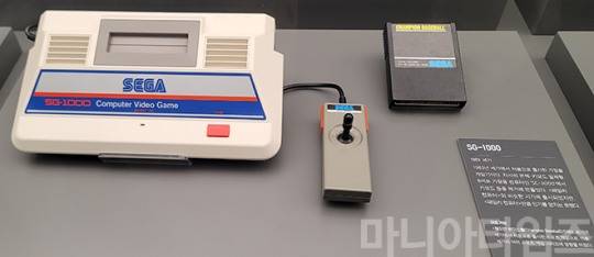 넷마블게임박물관. 1983년 발매된 세가의 'SG-1000'와 전용 게임 팩 '챔피온 베이스볼'. SG-1000은 닌텐도의 '패밀리 컴퓨터'와 같은 날 발매됐지만 인기는 낮았다. 독특한 조이패드가 눈길을 끈다. 여기에 키보드가 달린 컴퓨터 'SG-3000'과 함께 발매됐다. MSX 시리즈와 한국 한정 발매된 '재믹스'와 비슷한 위치다. 국내에서는 발매된 적은 없으며, 발매 게임들은 MSX에서 발매된 게임들의 이식작이 많았다. 이 게임기용 게임들은 동사의 후계 게임기인 한국에도 발매된 '세가 마크 III'와 '세가 마스터 시스템' 등에서도 호환이 됐기 때문에 이 게임기용 게임들을 국내에서 즐길 수 있었다. 촬영 : 이동근 기자